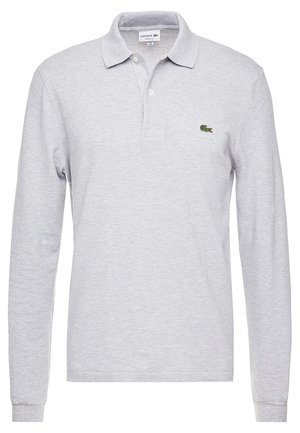 Graues langärmliges Polohemd aus Baumwolle. Verfügt über einen klassischen Kragen, einen Knopfverschluss mit zwei Knöpfen und ein grünes Krokodil-Logo auf der linken Brust.