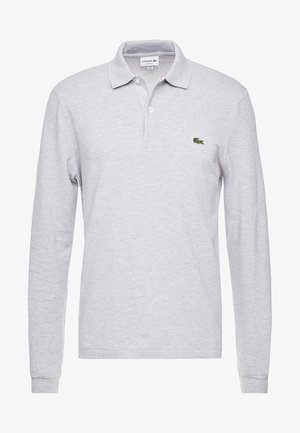 Grå langærmet polo-shirt lavet af bomuld. Har en klassisk krave, to-knaps placket og et grønt krokodillelogo på venstre bryst.