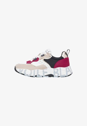 Sneaker bianco, nero e rosa, con tomaia in suede e mesh, suola spessa bianca con testo "VOILE" e accenti a contrasto.