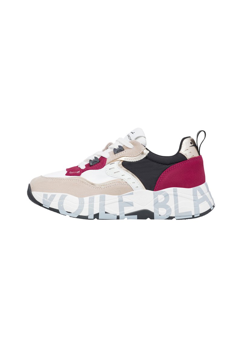 Sneaker bianco, nero e rosa, con tomaia in suede e mesh, suola spessa bianca con testo "VOILE" e accenti a contrasto.