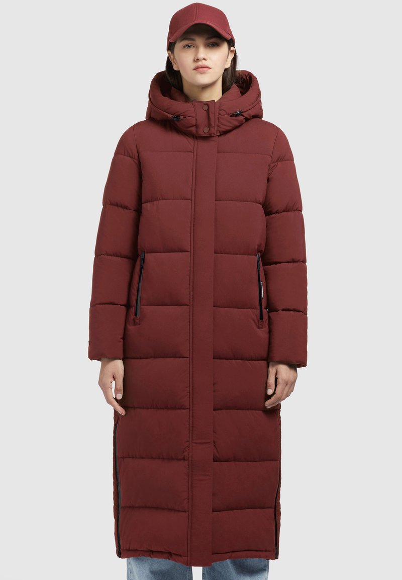 Bordo puffer kaput s kapuljačom, dužine do koljena, s šupljikavim dizajnom, bočnim zip džepovima, a upareno s odgovarajućom kapom. Mekani materijal, ležeran kroj.