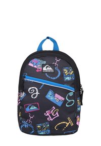 Mochila negra hecha de tejido duradero, con patrones geométricos y abstractos coloridos, rematada con un asa azul y un bolsillo frontal con cremallera.