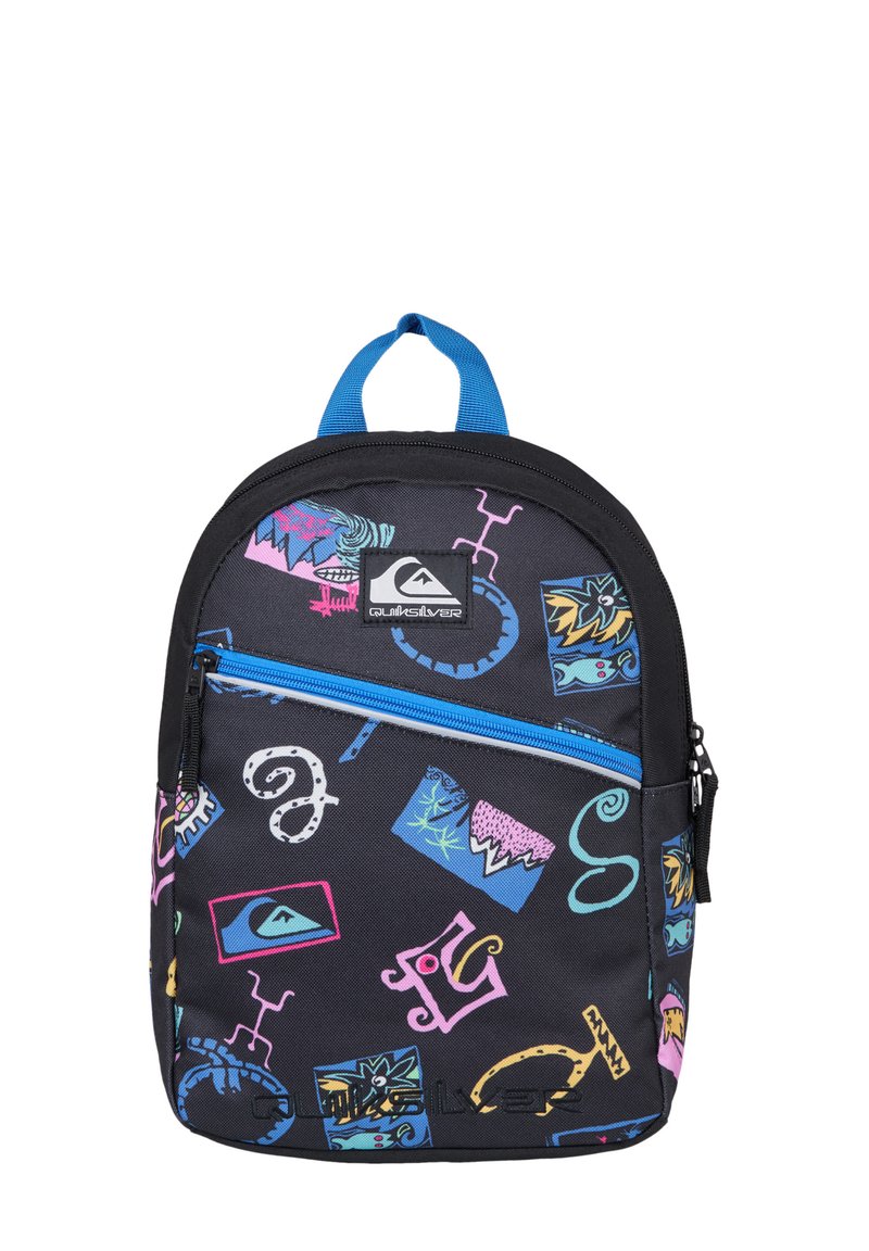 Mochila negra hecha de tejido duradero, con patrones geométricos y abstractos coloridos, rematada con un asa azul y un bolsillo frontal con cremallera.