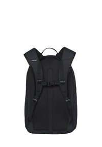 Svart ryggsäck med vadderade axelremmar, justerbar bröstspänne och textilstruktur. Enkelt design med ett handtag på toppen.