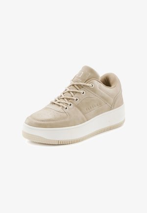 Beige Wildlederschuh mit runder Schuhspitze, texturierten Akzenten und weißer Gummisohle. Verfügt über Schnürsenkel und ein Logo-Patch auf der Zunge.