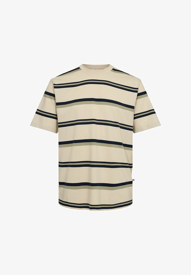 Lühikeste varrukatega ümar kaelusega t-särk beežis, millel on horisontaalsed tumesinised, rohelised ja oliivrohelised triibud. Pehme, sileda kangaga, otse serv ja ilma kaunistusteta.