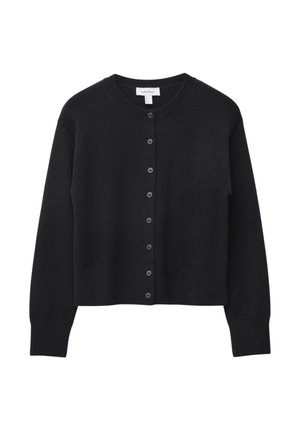 Schwarze, kurze Strickjacke aus weichem Strickmaterial, mit Rundhals, Knopfverschluss vorne und gerippten Bündchen und Saum.