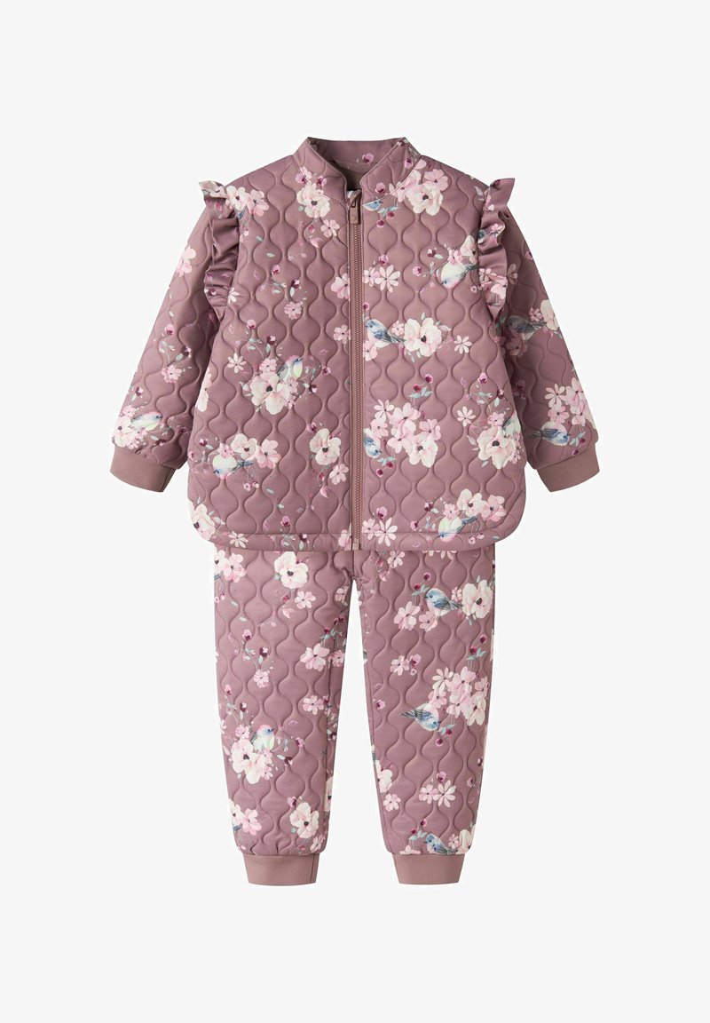 Ensemble matelassé rose pour enfants comprenant une veste et un pantalon avec imprimé floral et d’oiseaux, doté de volants aux épaules et d'une fermeture éclair devant.