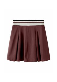 Jupe plissée bordeaux avec une large taille élastique ornée de rayures horizontales noires, blanches et bordeaux.