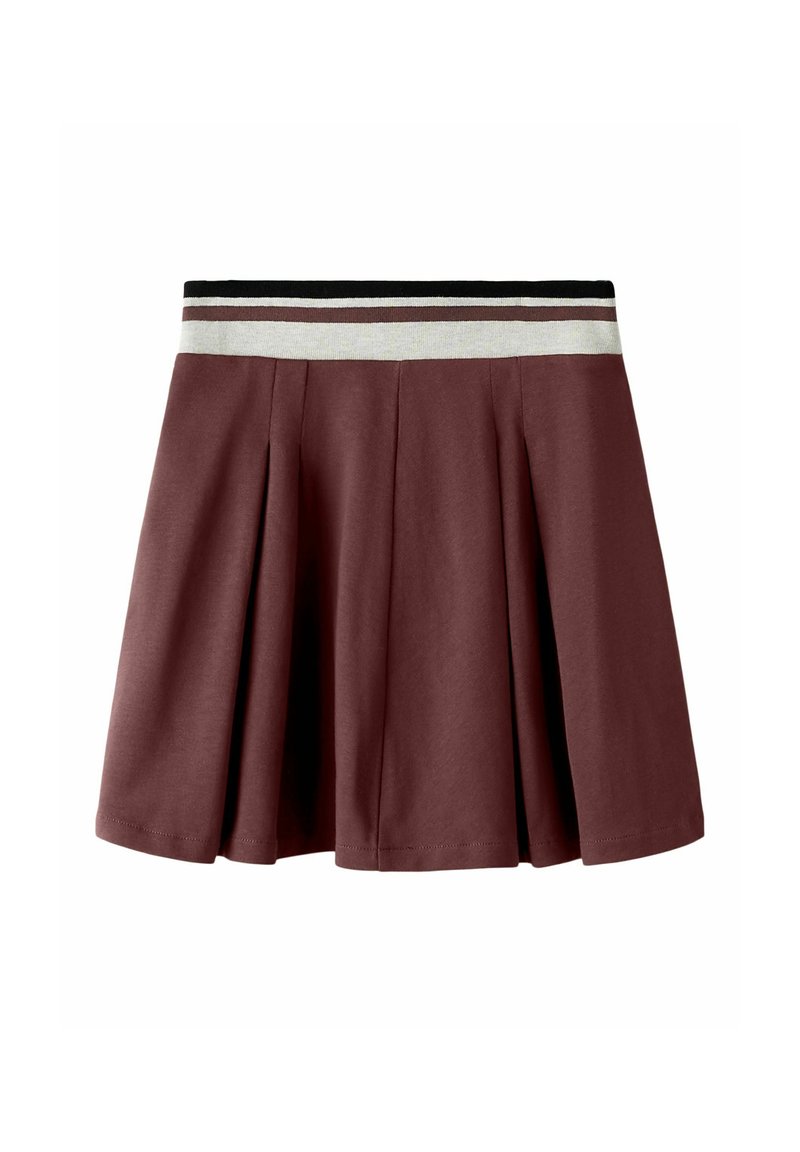 Jupe plissée bordeaux avec une large taille élastique ornée de rayures horizontales noires, blanches et bordeaux.