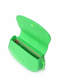 Grøn faux krokodillelæder håndtaske med knaplukning, enkelt strap og en indvendig lynlåslomme. Tekstureret yderstof og glat foring.