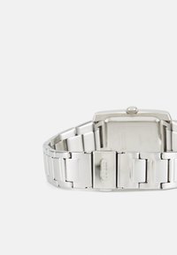 Ceas din oțel inoxidabil cu un cadran rectangular, brățară cu verigi lucioase și un închizător sigur. Spate netulburat cu detaliu logo.