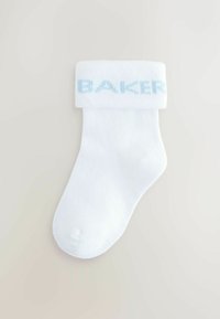 Białe skarpetki ściągaczowe z podwiniętym mankietem, z jasnoniebieskim napisem "BAKER". Gładka struktura, okrągły czubek i długość sięgająca kostki.