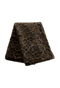 Leopardprint nepbont sjaal in bruin- en zwarttinten, met een gestructureerd oppervlak en een klein leren logo-patch in een van de hoeken.