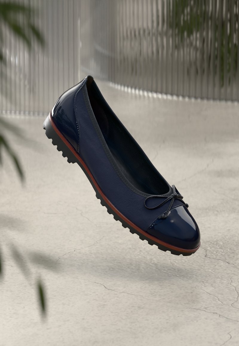 Nachthimmelblaue Ballerinas aus glänzendem Leder, mit einer Schleifendetail an der Zehe und einer strukturierten schwarzen Gummisohle mit rotem Akzent.