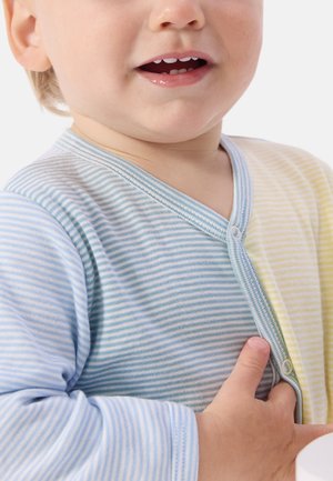Gestreifter Baby-Body in hellblau und gelb, aus weichem Baumwollmaterial, mit V-Ausschnitt und Knopfverschluss entlang der Öffnung.