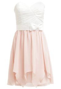 Robe bustier avec un corsage blanc plissé et une jupe rose fluide dotée d'un ourlet asymétrique. Accent nœud en satin à la taille.