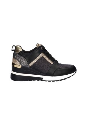 Zapatilla negra con acentos metálicos y de purpurina, con un tacón cuña, cierre con cordones en la parte delantera y suela blanca en contraste. Parte superior texturizada con diseños geométricos.