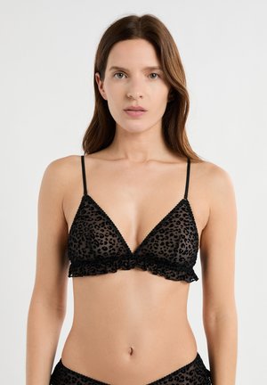 Czarny biustonosz typu bralette w panterkę z falbanką. Trójkątny kształt, przezroczysty materiał, regulowane cienkie ramiączka. Miękka tekstura i delikatne detale.