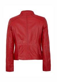 Rote Lederjacke mit strukturiertem Design, hohem Kragen und tailliertem Schnitt, mit sichtbaren Nähdetails und langen Ärmeln.