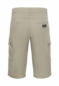 Pantalones cortos tipo cargo beige hechos de una tela ligera, con bolsillos laterales, una etiqueta en parche en la parte trasera y un corte de pierna recta.