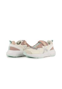 Baskets sportives avec un dessus crème, des accents roses, un mesh texturé et une semelle vert menthe. Fermeture à velcro et lacets.