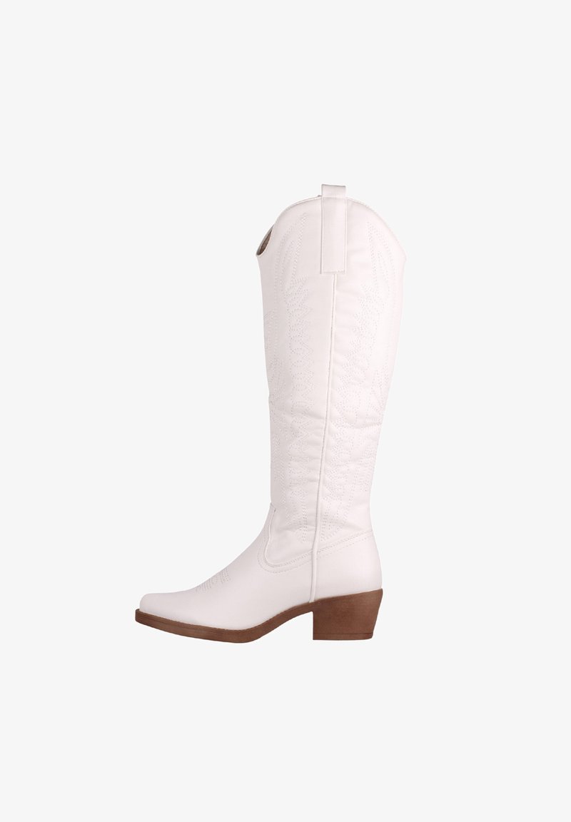 Botas de vaquero de imitación cuero blanco con puntera puntiaguda, costuras decorativas en el caña y un tacón bajo marrón. Incluye lengüetas laterales.