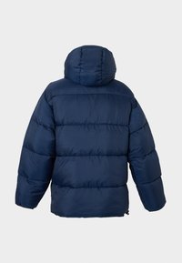 Chaqueta de plumas azul marino con capucha, corte oversize, textura acolchada y puños elásticos. Material suave sin herrajes visibles.