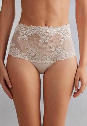 Beige kanten high-waisted panties met bloempatronen, gegolfde randen en een gladde binnenlaag. Het ontwerp combineert transparantie en bedekking.