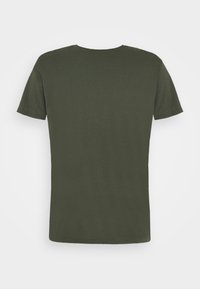 Olijfgroene t-shirt met korte mouwen, gemaakt van katoen, met een ronde hals en een gladde textuur. Achteraanzicht, zonder graphics of patronen.