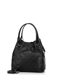Czarna torebka skórzana o teksturowanej powierzchni z wytłoczonymi wzorami logo, z podwójnymi uchwytami i odpinanym paskiem na ramię. Okrągły kształt, miękka konstrukcja.