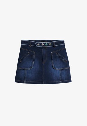 Tummansininen farkkuhame, jossa on kaksi vinosti ommeltua etutaskua, eriväriset tikkauslangat ja kolme koristepainiketta vyötäröllä.