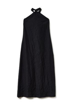Vestido negro estilo halter, confeccionado en una tela texturizada, con un escote anudado y un diseño fluido de largo completo. Sin patrones ni adornos visibles.