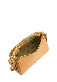 Tasche aus tanfarbener Leder mit Reißverschluss, goldener Kettenakzent und gemustertem Innenraum mit dem Markennamen "Venezia."