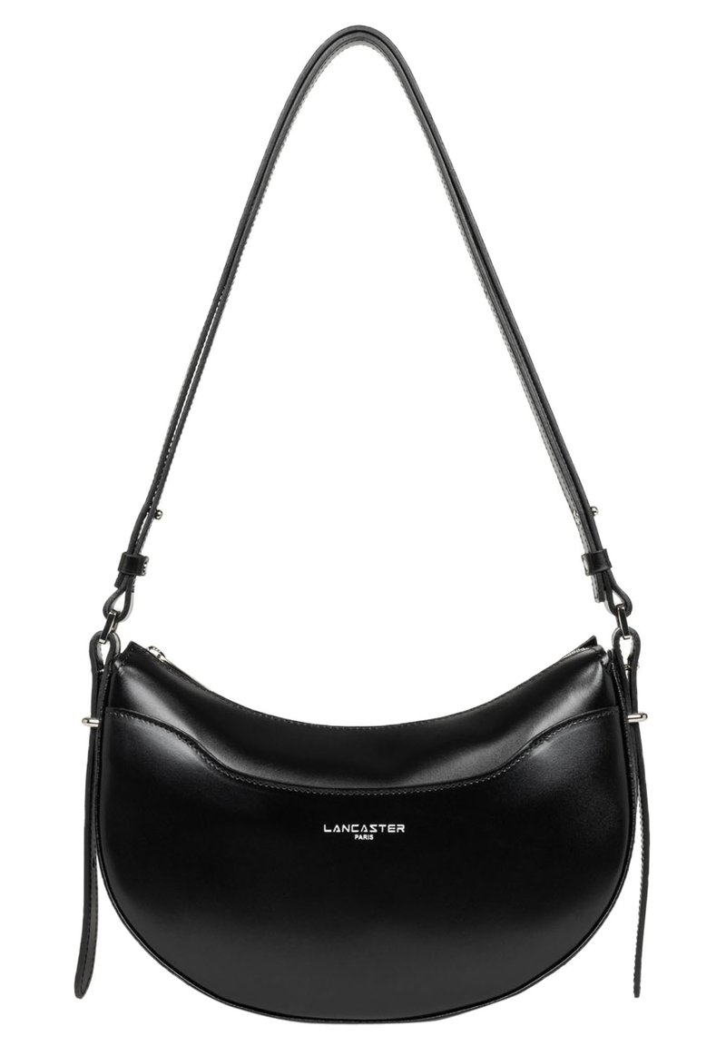 Borsa a mano in pelle nera con forma curva, tracolla regolabile e dettagli in metallo argentato. Presenta un logo "Lancaster Paris" sulla parte frontale.