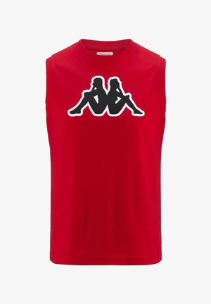 Maglietta rossa senza maniche con un logo in bianco e nero raffigurante due figure sedute, appoggiate schiena contro schiena, al centro del petto.