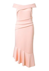 Różowa sukienka odkrywająca ramiona z warstwowym drapowaniem, dopasowanym gorsetem i rozszerzanym dołem. Gładka faktura tkaniny.