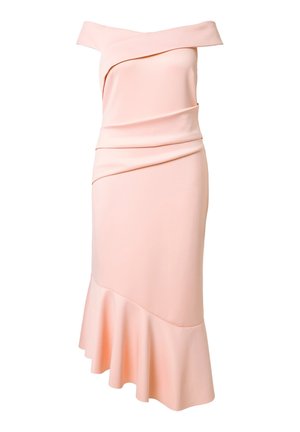 Roze off-shoulder jurk met gelaagde draperieën, nauwsluitend lijfje en een uitlopende zoom aan de onderkant. Gladde stoftextuur.