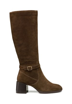 Botte montante en daim marron avec talon bloc et bride décorative avec boucle dorée autour de la cheville.