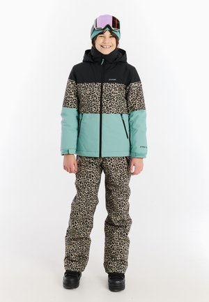 Jas met zwart, teal en luipaardprint; gevoerd, waterdicht materiaal. Bijpassende luipaardprint broek; zwarte laarzen. Algehele skikleding.