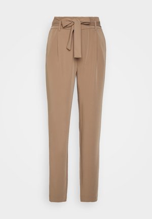 Pantalones ajustados beige de tiro alto, con cinta para el cinturón, pliegues frontales y un corte slim. Tejido suave con un acabado mate y sin bolsillos visibles.