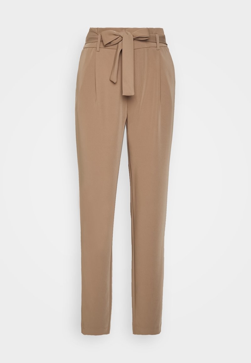 Pantalons beige ajustés à taille haute, avec ceinture à nouer, plis avant et coupe slim. Tissu lisse avec une finition mate et sans poches visibles.