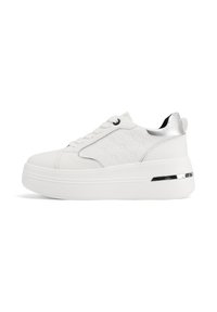 Sneaker bianca con tomaia testurizzata, dettagli argentati sul tallone e una spessa suola piatta bianca con una striscia metallica.