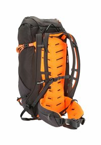 Mochila negra y naranja con un panel trasero estructurado, correas ajustables y un bolsillo lateral con cremallera para almacenamiento. Material ligero utilizado.