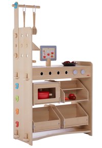 Houten speelgoedkeuken met een lichte afwerking, drie opbergcompartimenten, een rode pan, keukengerei en een digitaal display voor interactieve speelervaring.