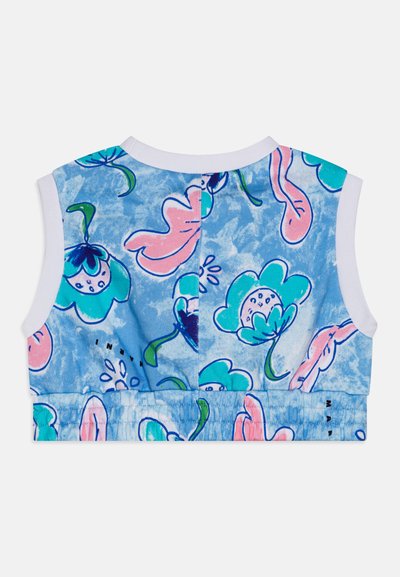 Kvetinový crop top v modrom materiáli s ružovými a tyrkysovými kvetinovými vzormi, bielym golierom a elastickým lemom. Zadný dizajn zabezpečuje bezšvový vzhľad.