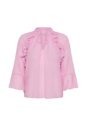 Bluză roz deschis cu margini volanate de-a lungul umerilor, deschidere la gât cu șnur și mâneci evazate trei sferturi.