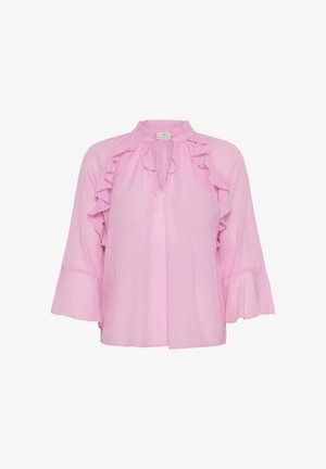 Lichtroze blouse met geruite rand langs de schouders, een keyhole-opening met striksluiting bij de hals en een uitlopende driekwartsmouw.