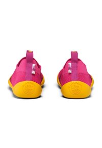 Rosa Netz-Slipper mit gelben Gummisohlen und Zuglaschen hinten. Mit einem bunten Akzentetikett an der Seite. Leichtes Design.