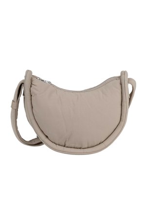 Beige halbmondförmige, gepolsterte Umhängetasche mit verstellbarem Riemen und Reißverschluss oben.